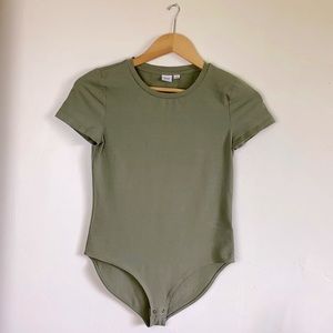 *NEVER WORN* Olive Gap Bodysuit Tee